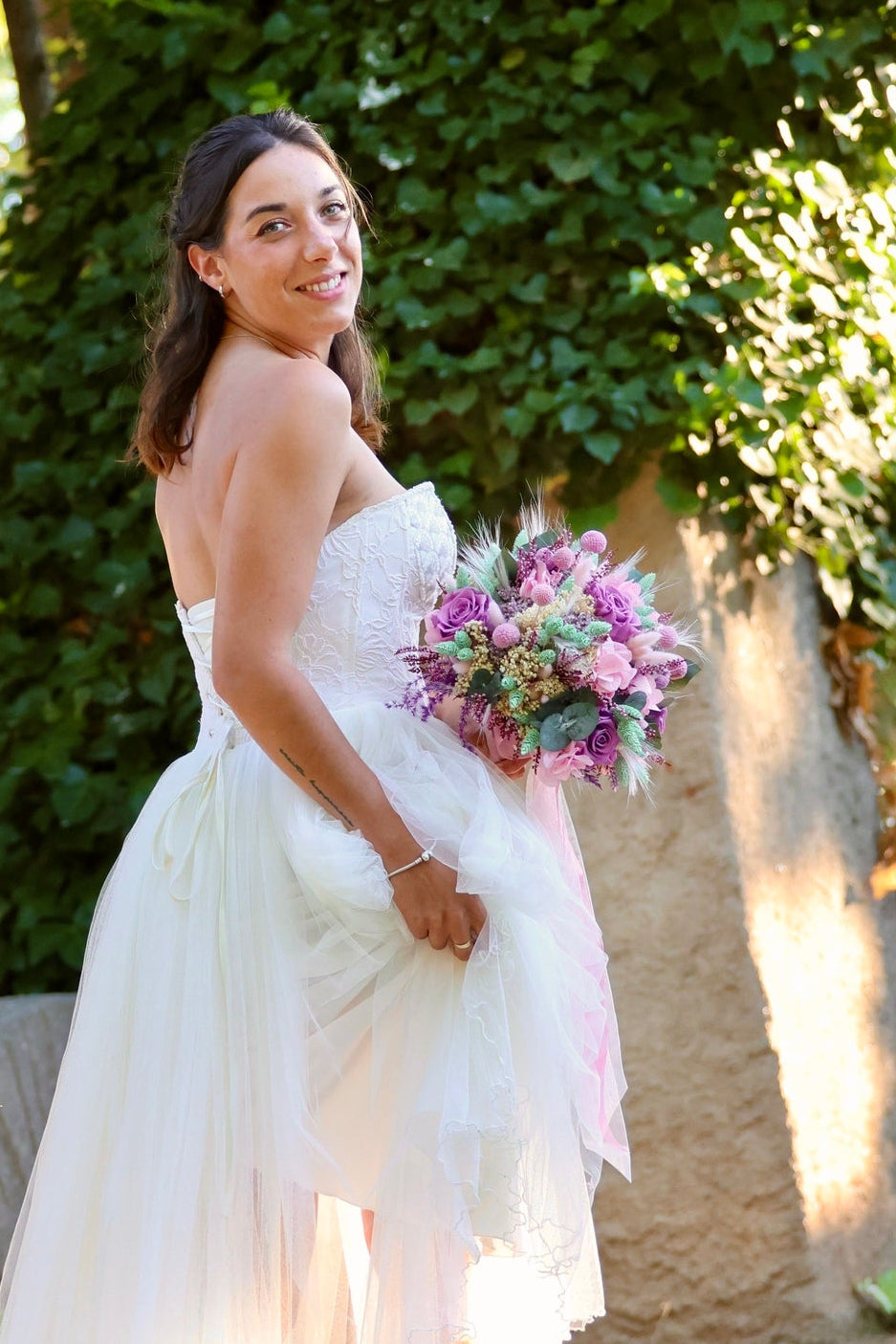 Novia bohemia con ramo de rosas moradas y flores secas pastel, estilo natural y romántico de Montseflower