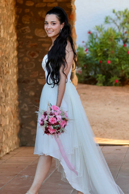 Novia con ramo de rosas rosadas y flores secas preservadas, diseño elegante y natural Montseflower