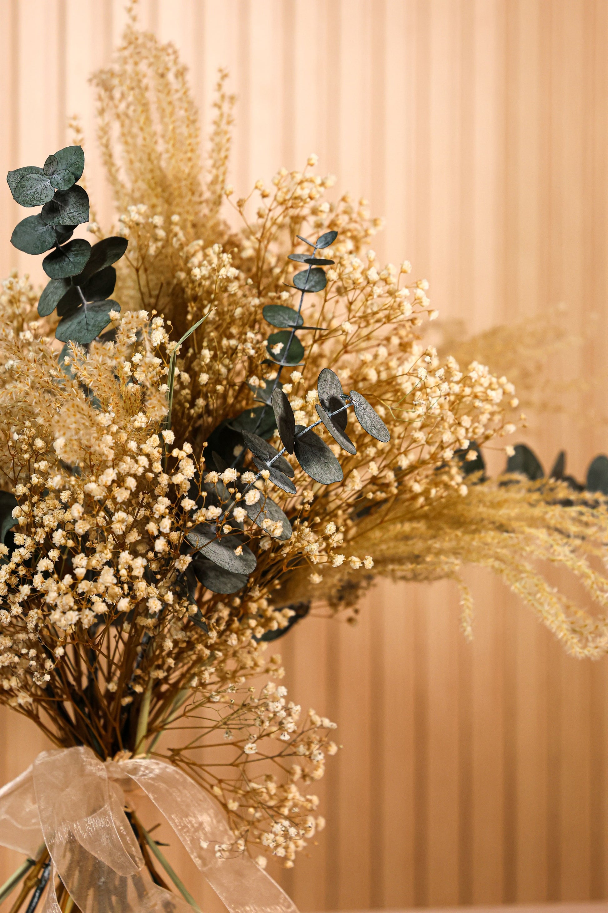 Detalle de flores preservadas blancas y eucalipto del ramo Aura de Invierno de Montseflower