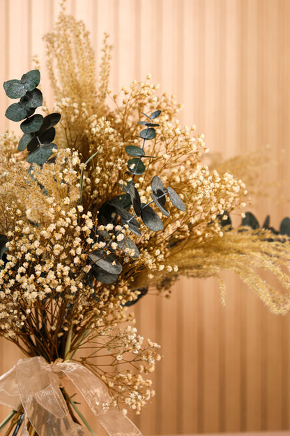 Detalle de flores preservadas blancas y eucalipto del ramo Aura de Invierno de Montseflower