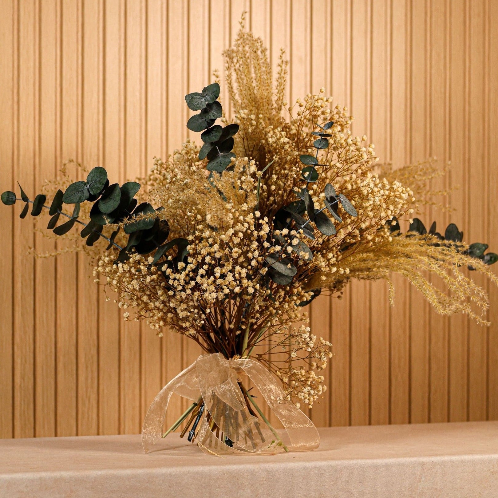 Ramo de flores preservadas Aura de Invierno en tonos blancos, crema y verdes suaves, estilo minimalista y nórdico