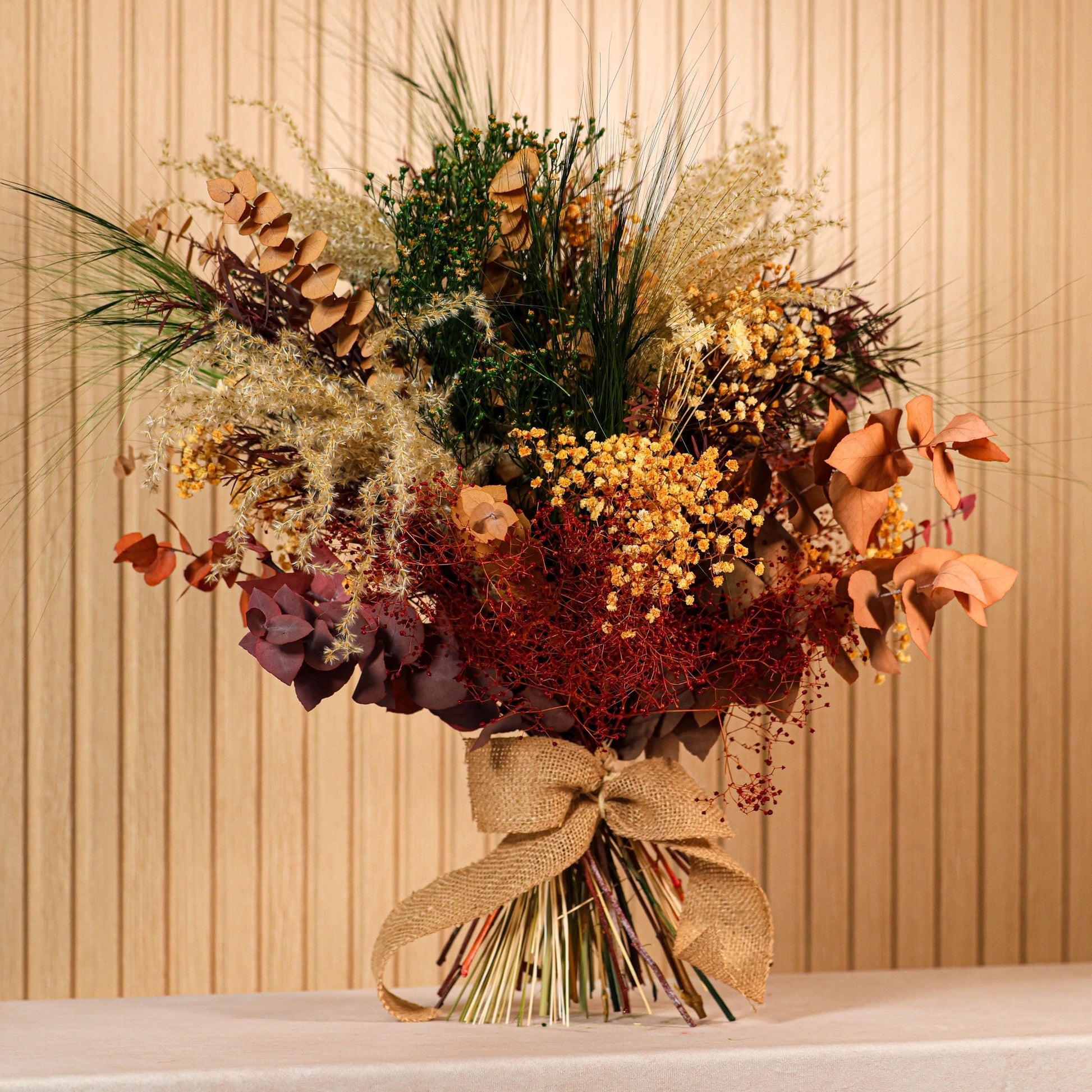 Ramo de flores preservadas Terracota en tonos ocre, blanco, verde y granate, estilo boho chic para decoración del hogar