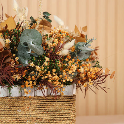 Detalle de flores preservadas burdeos y hojas verdes en composición Toscana de Montseflower