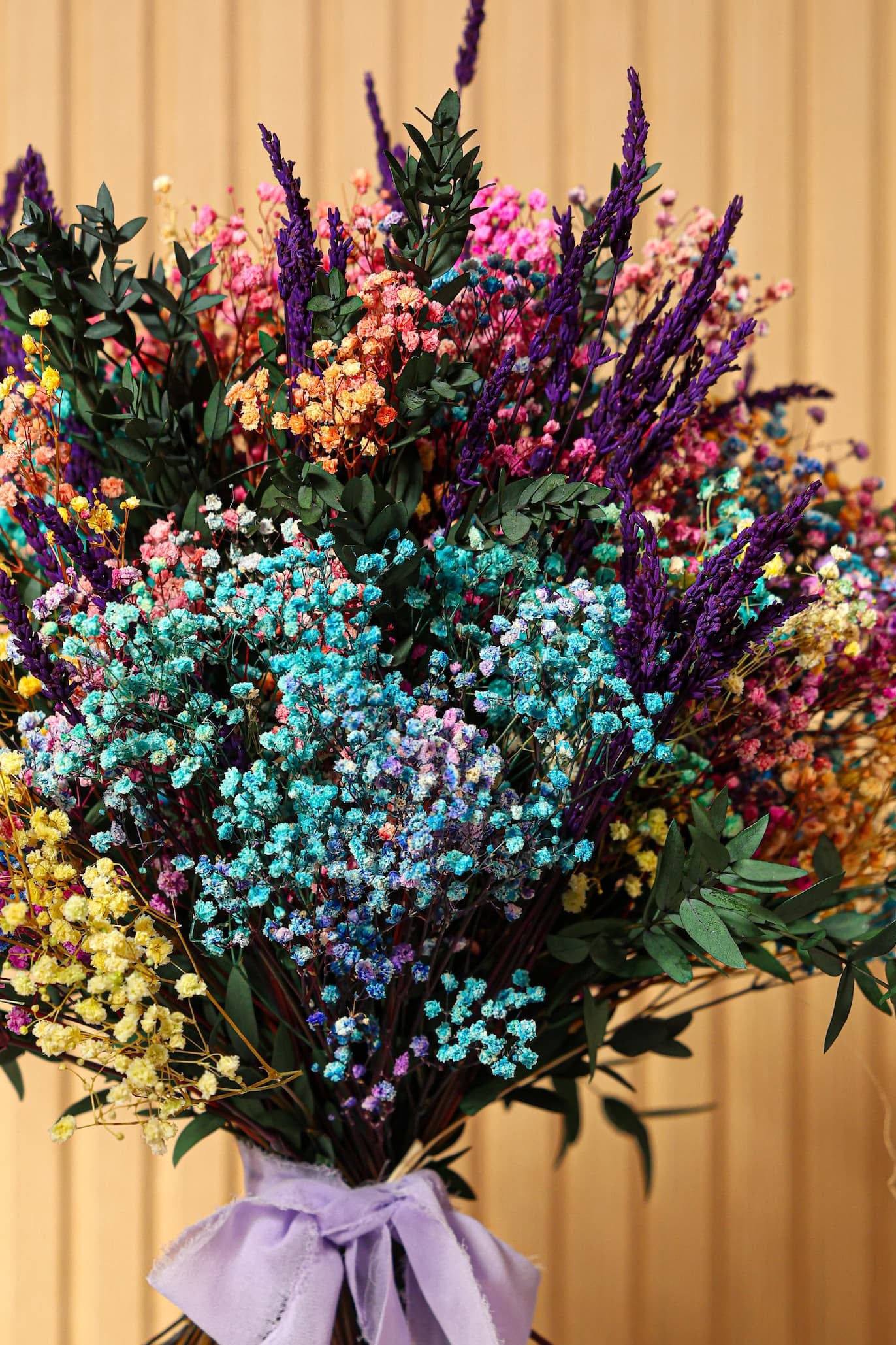 Detalle de paniculata multicolor y lavanda en ramo de flores preservadas Rainbow de Montseflower