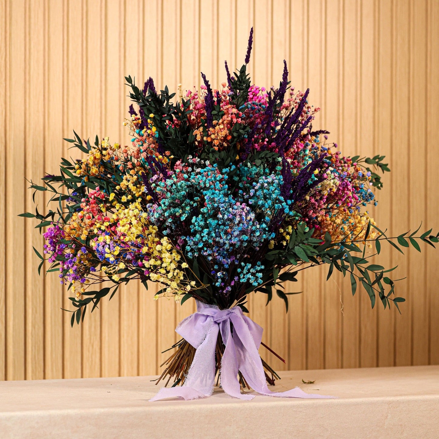 Ramo de flores preservadas Rainbow con paniculata en tonos azul, amarillo, rosado, naranja y morado, acompañado de lavanda y flores verdes