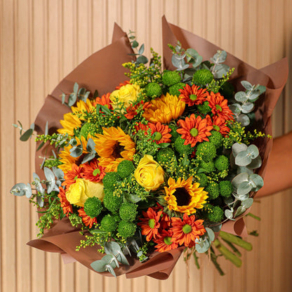 Detalle de girasoles y crisantemos naranjas del ramo Alma de Sol estilo otoñal