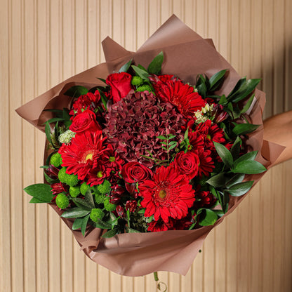 Detalle de flores rojas intensas del ramo Pasión ideal para regalo romántico