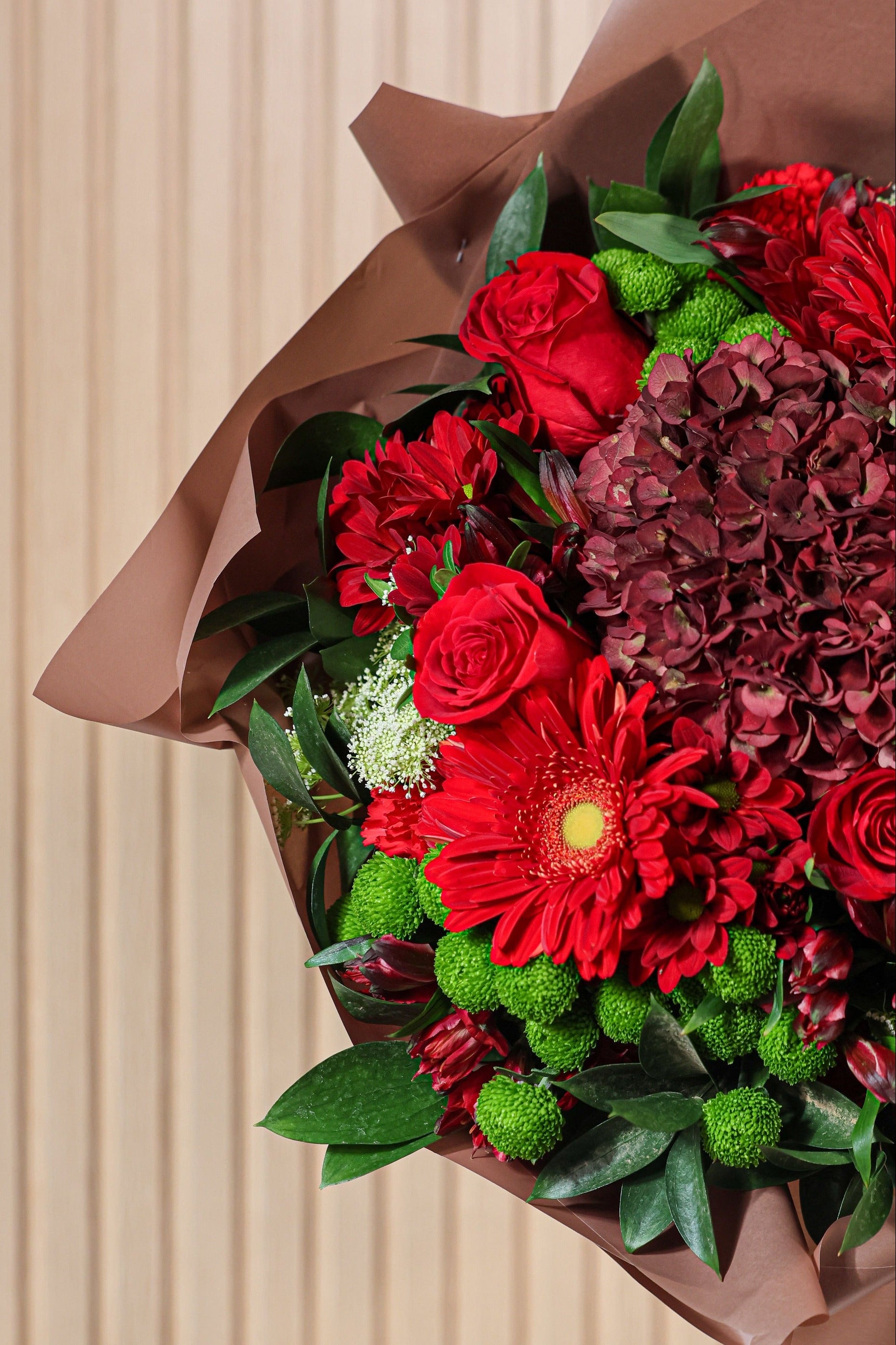 Detalle de flores rojas intensas del ramo Pasión ideal para regalo romántico