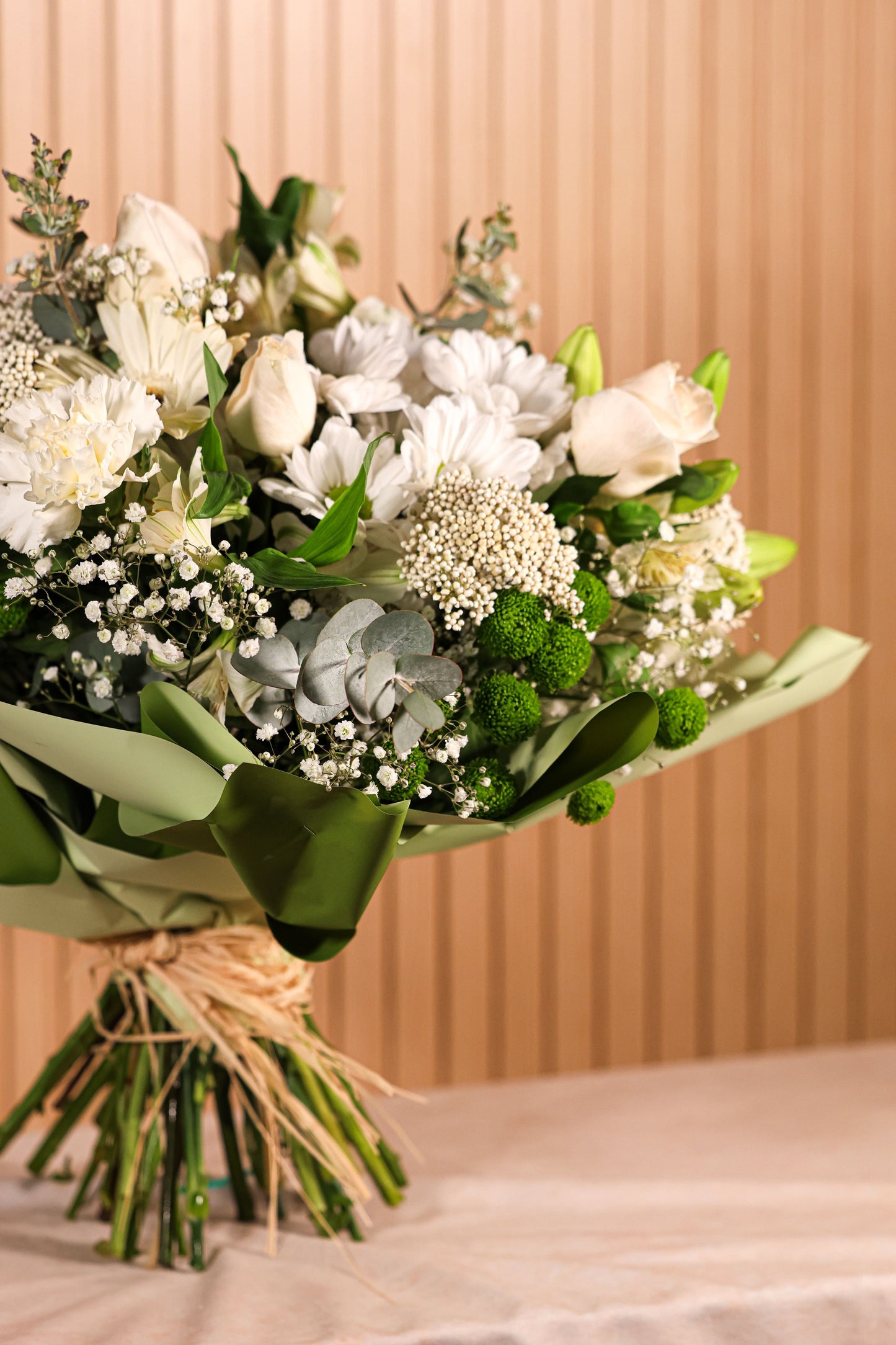 Detalle de rosas y liliums blancos en ramo Pureza de Montseflower