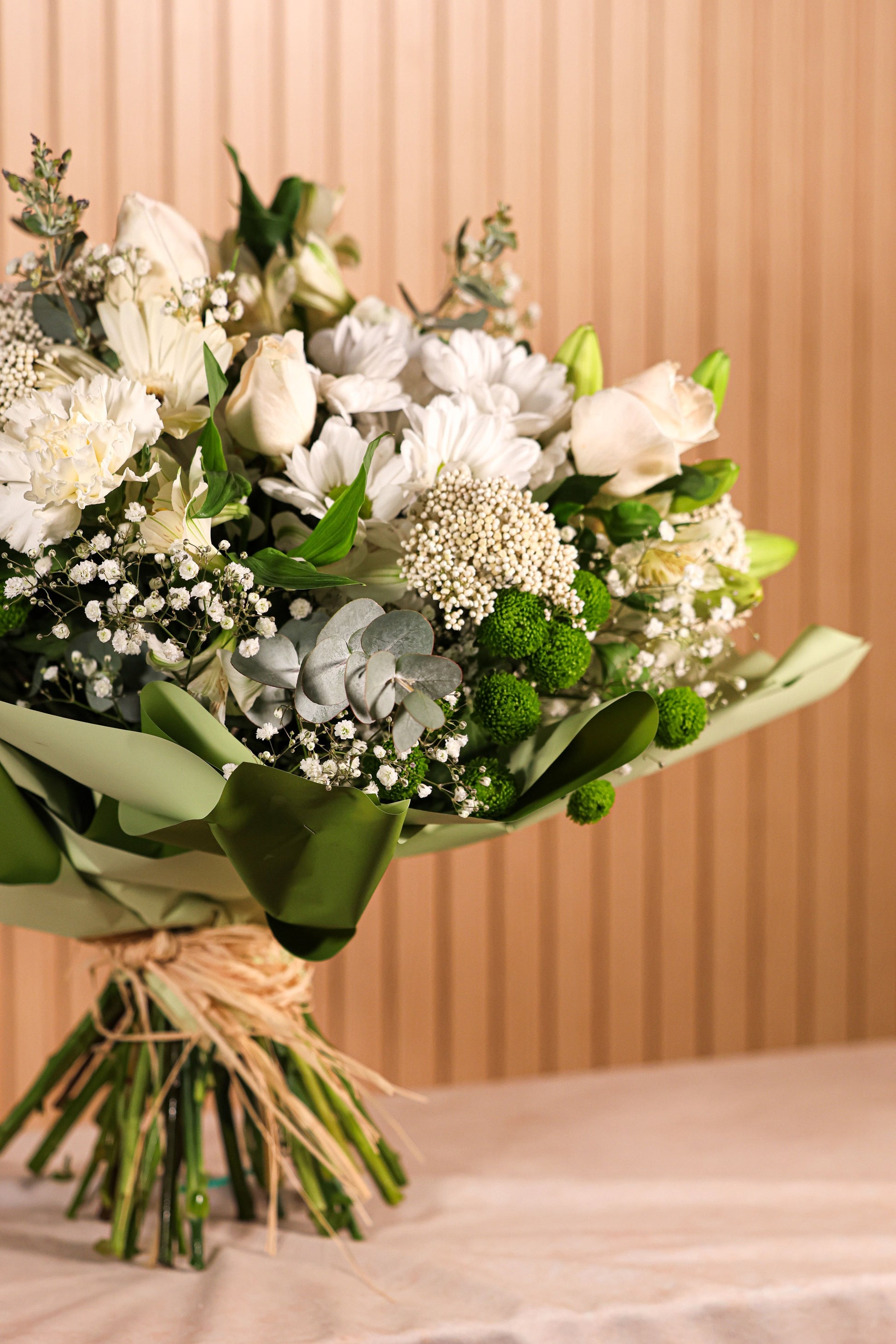 Detalle de rosas y liliums blancos en ramo Pureza de Montseflower