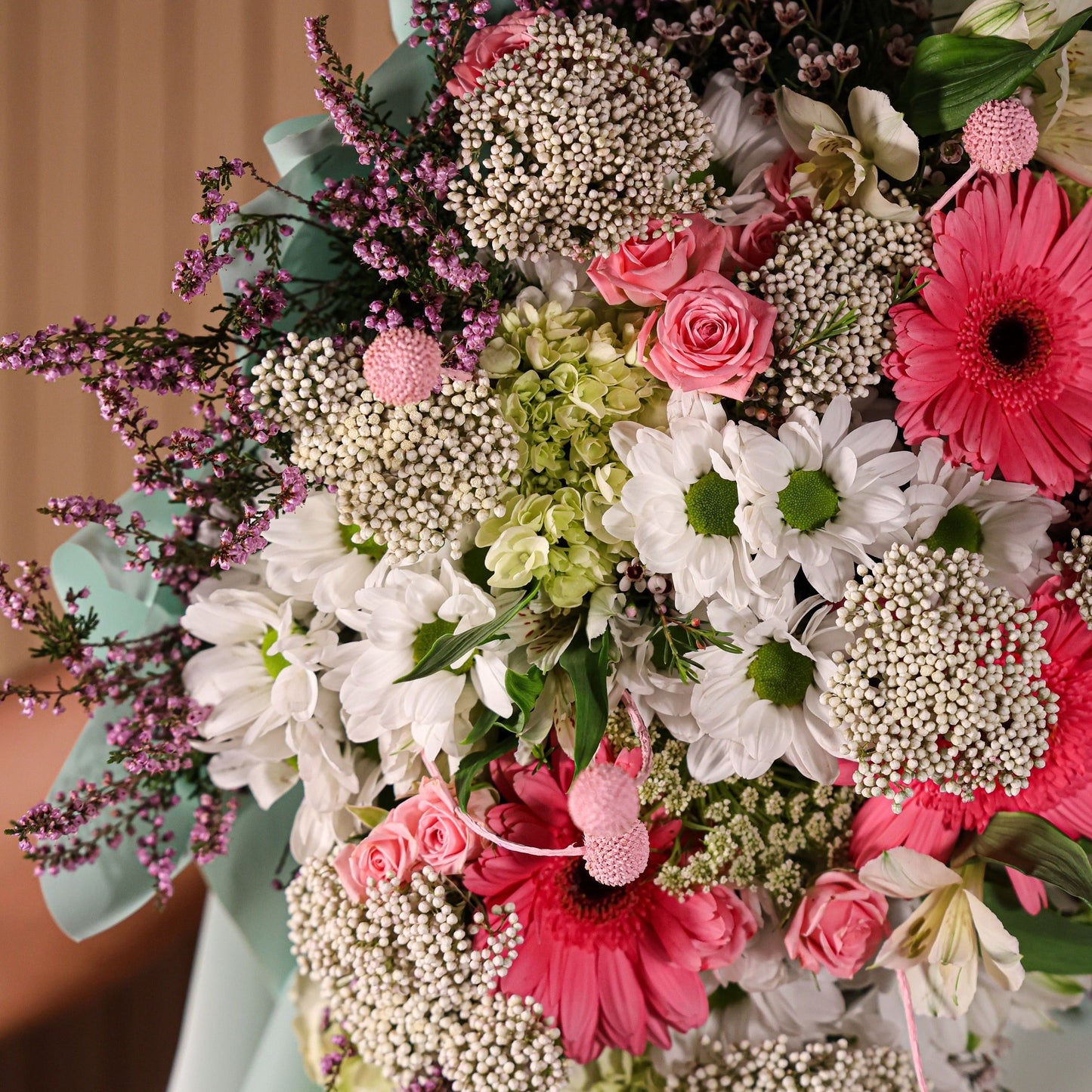 Detalle de gerberas rosadas y flores lilas del ramo Coquette de Montseflower