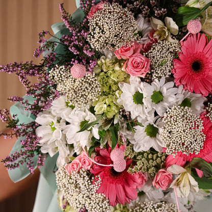 Detalle de gerberas rosadas y flores lilas del ramo Coquette de Montseflower