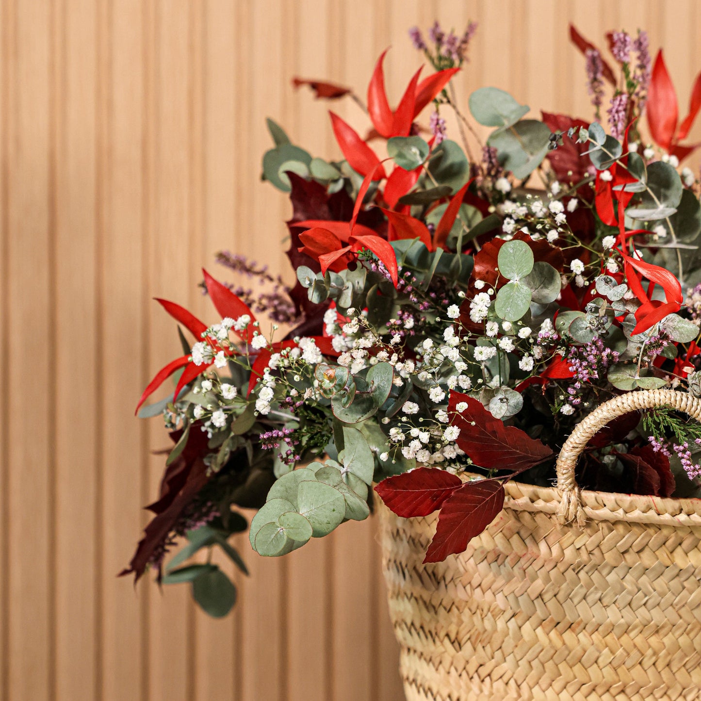 Detalle de flores preservadas en tonos cálidos y lavanda en la cesta Roussillon