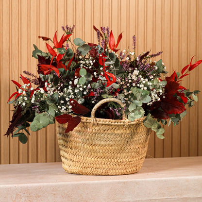 Composición floral Roussillon en cesta de mimbre con flores preservadas en tonos burdeos, lavanda, verde y ocre