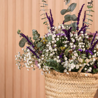 Detalle de flores preservadas coloridas de statice y lavanda en cesta Provenza