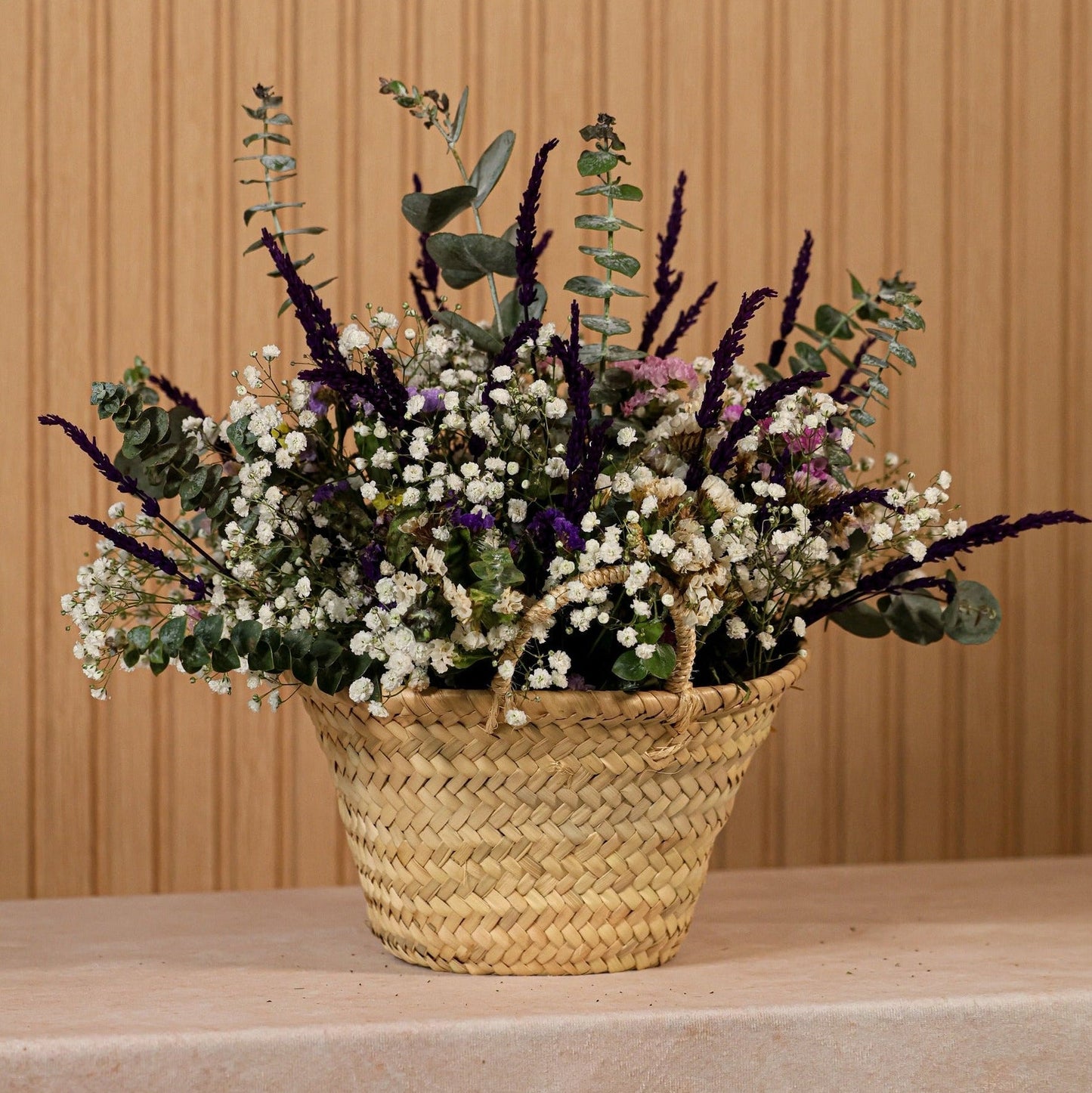 Cesta de flores preservadas Provenza con statice en tonos amarillo, morado y rosado, paniculata y lavanda