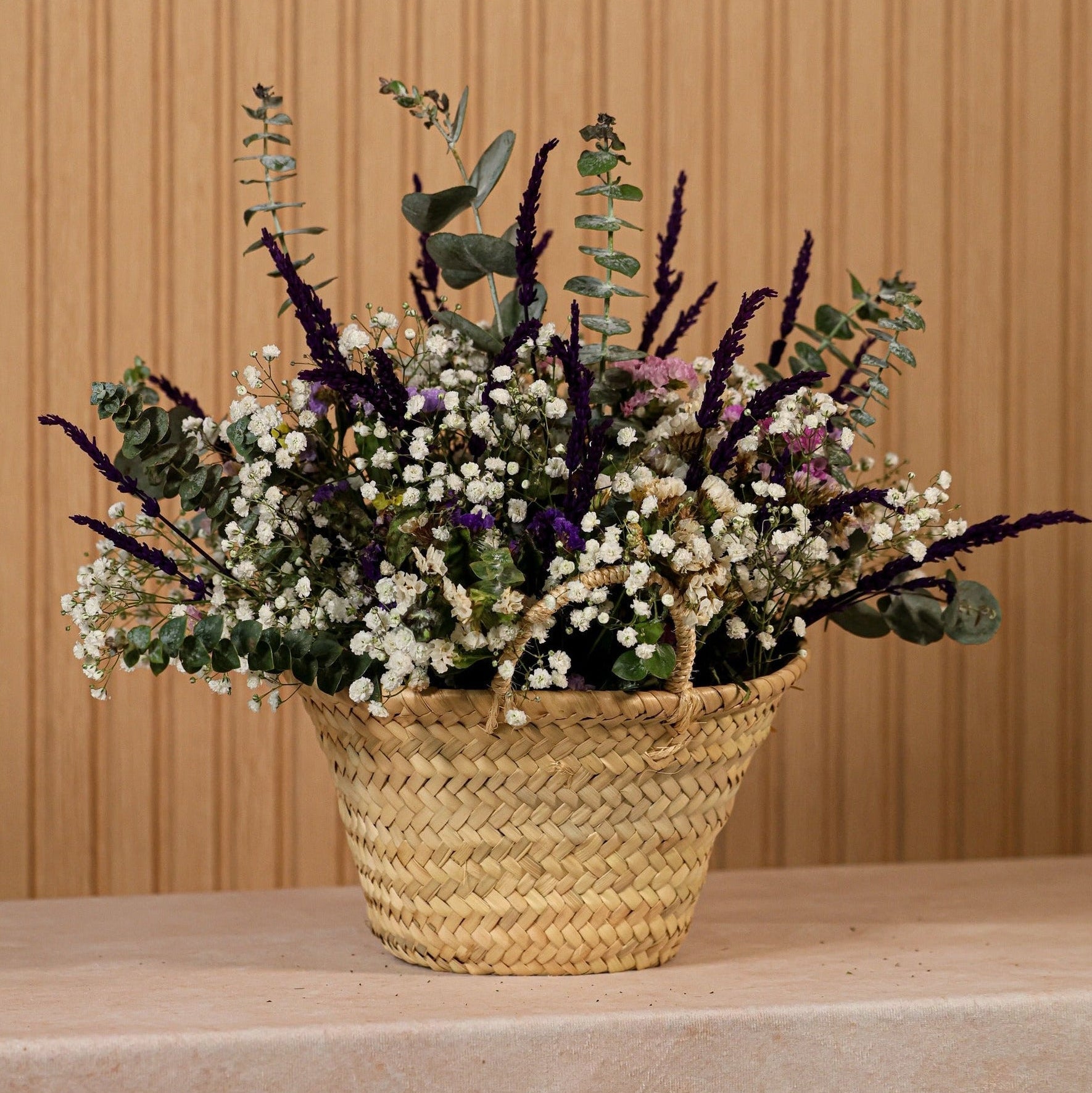 Cesta de flores preservadas Provenza con statice en tonos amarillo, morado y rosado, paniculata y lavanda