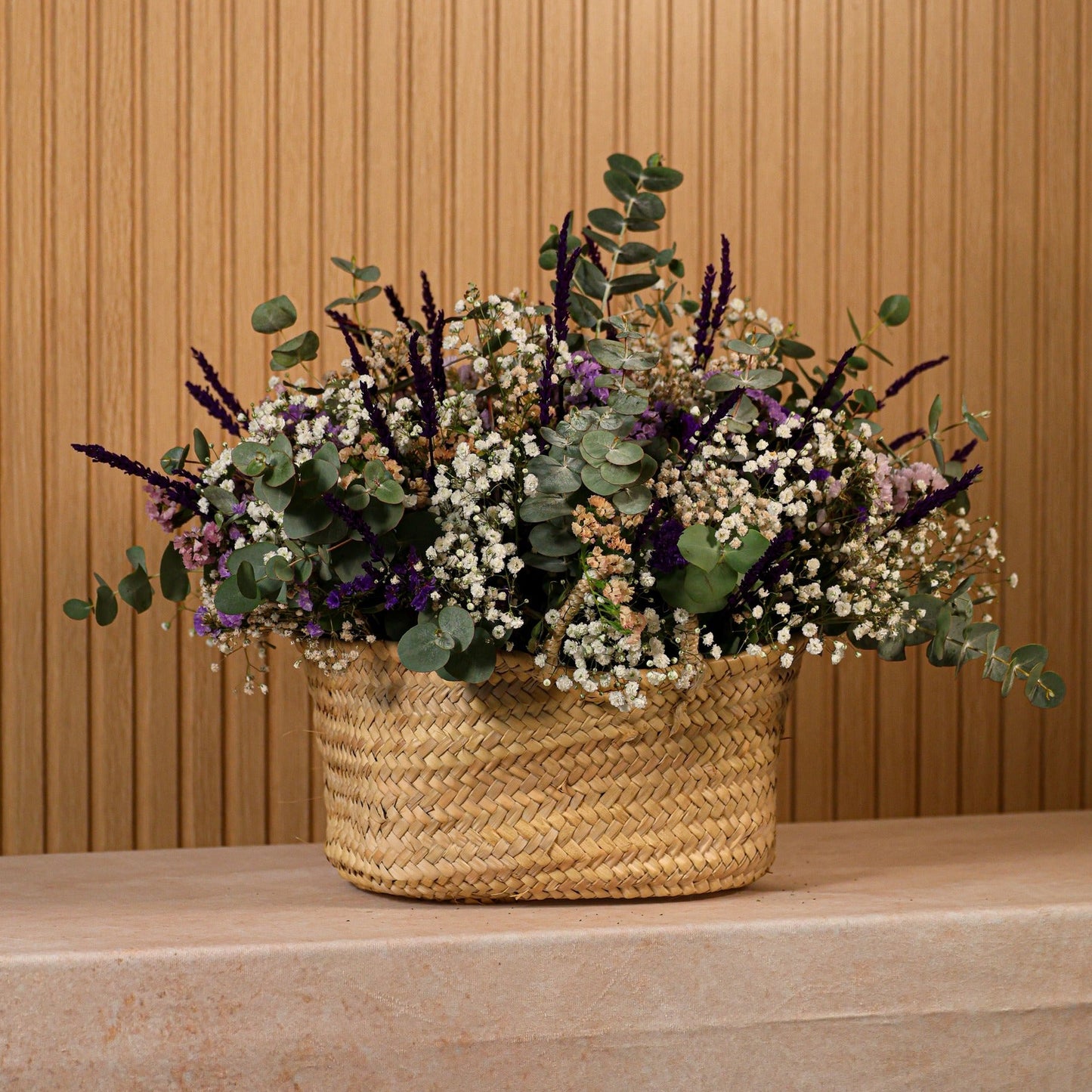 Cesta grande de flores preservadas Provenza con statice en tonos amarillo, morado y rosado, paniculata y lavanda