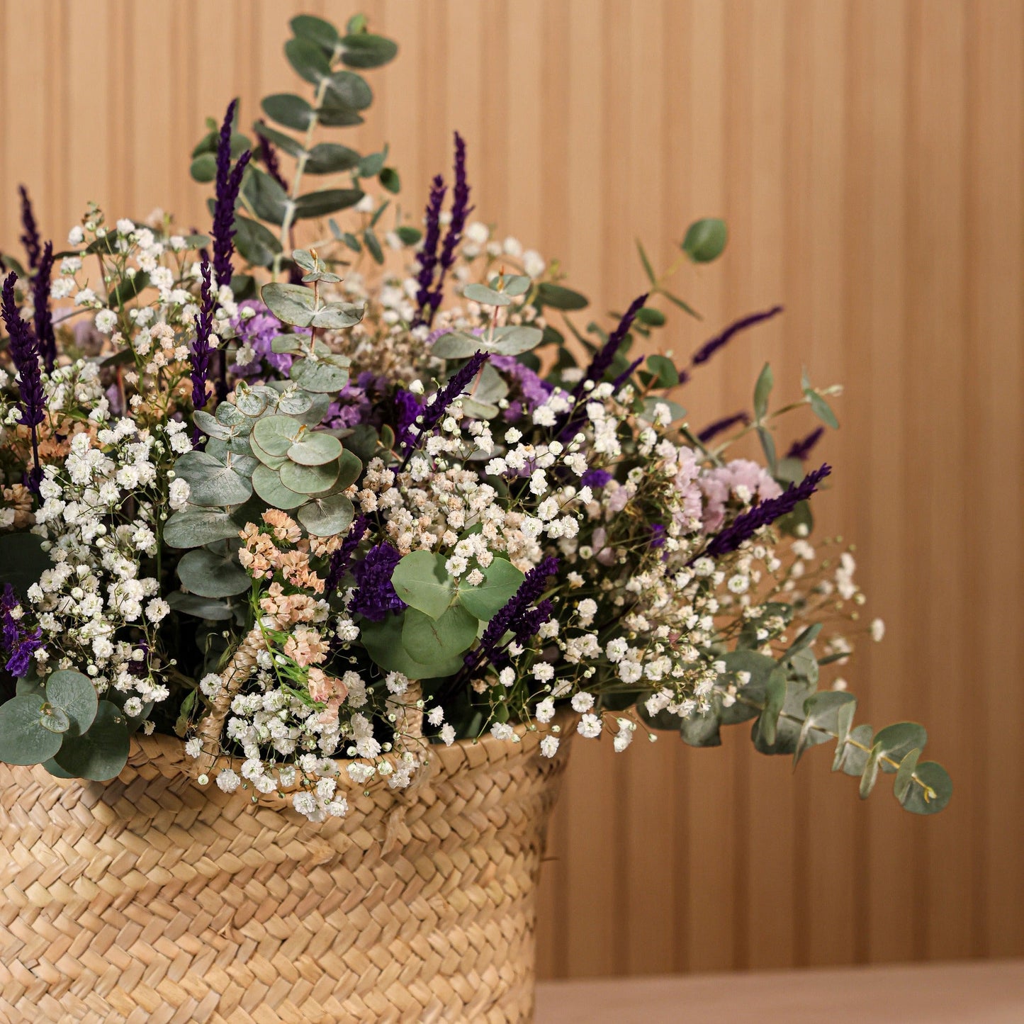 Detalle de cesta grande de flores preservadas Provenza con statice en tonos amarillo, morado y rosado, paniculata y lavanda