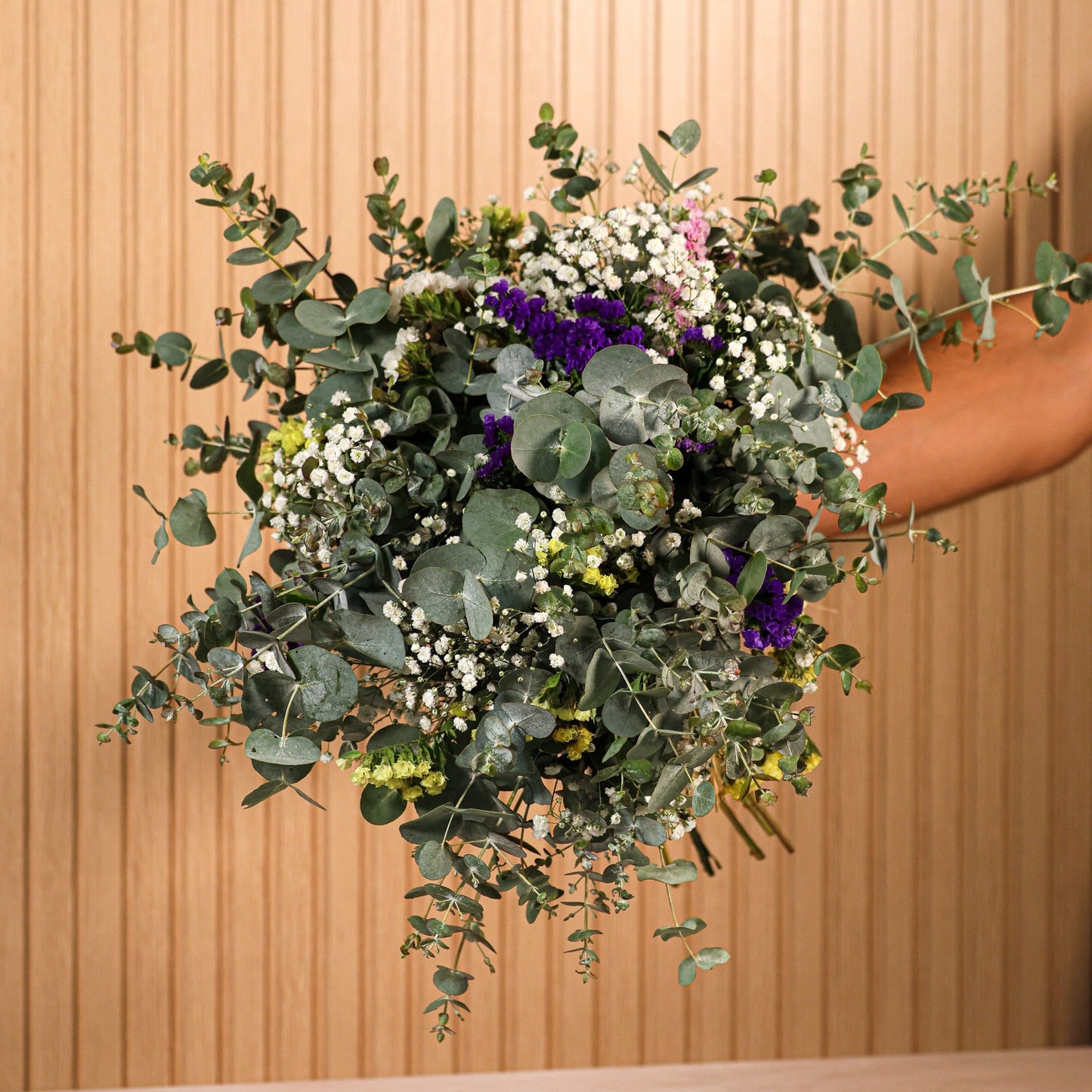 Detalle de statice morado, amarillo y rosado y lavanda en ramo Natura de Montseflower estilo rústico