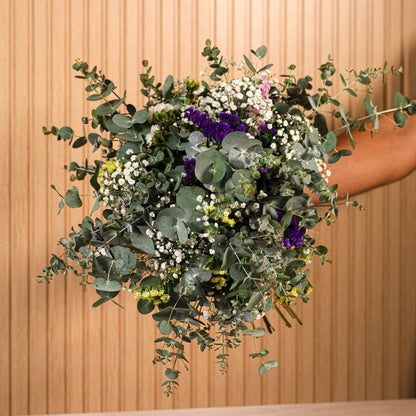 Detalle de statice morado, amarillo y rosado y lavanda en ramo Natura de Montseflower estilo rústico