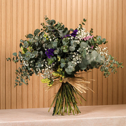 Ramo Natura con flores preservadas y naturales, eucalipto, statice rosado, lila y amarillo, paniculata y lavanda