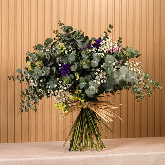 Ramo Natura con flores preservadas y naturales, eucalipto, statice rosado, lila y amarillo, paniculata y lavanda