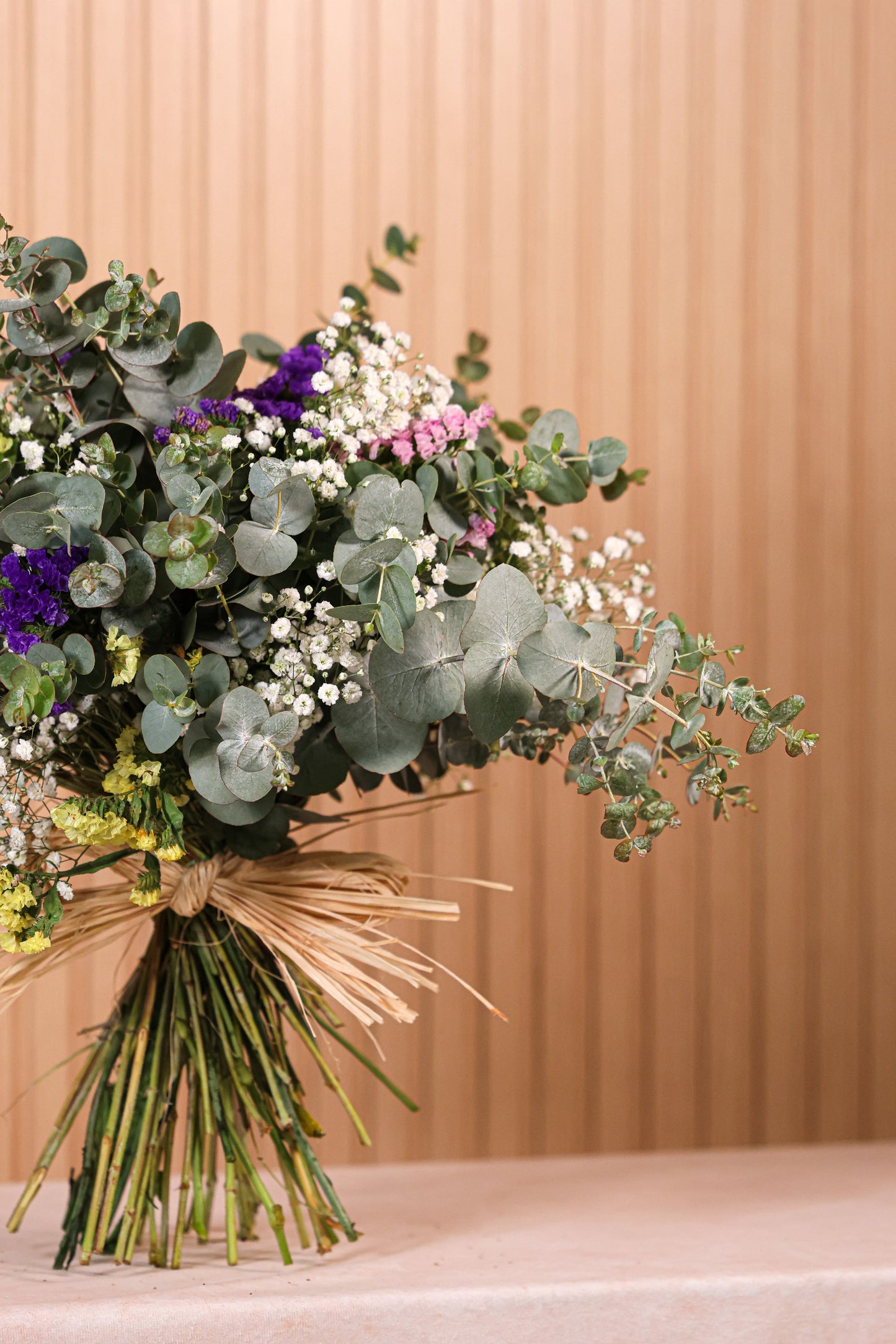 Detalle de statice rosado y lavanda en ramo Natura de Montseflower estilo rústico