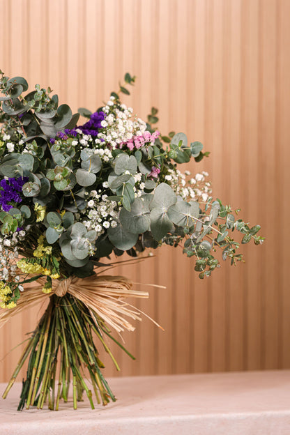 Detalle de statice rosado y lavanda en ramo Natura de Montseflower estilo rústico