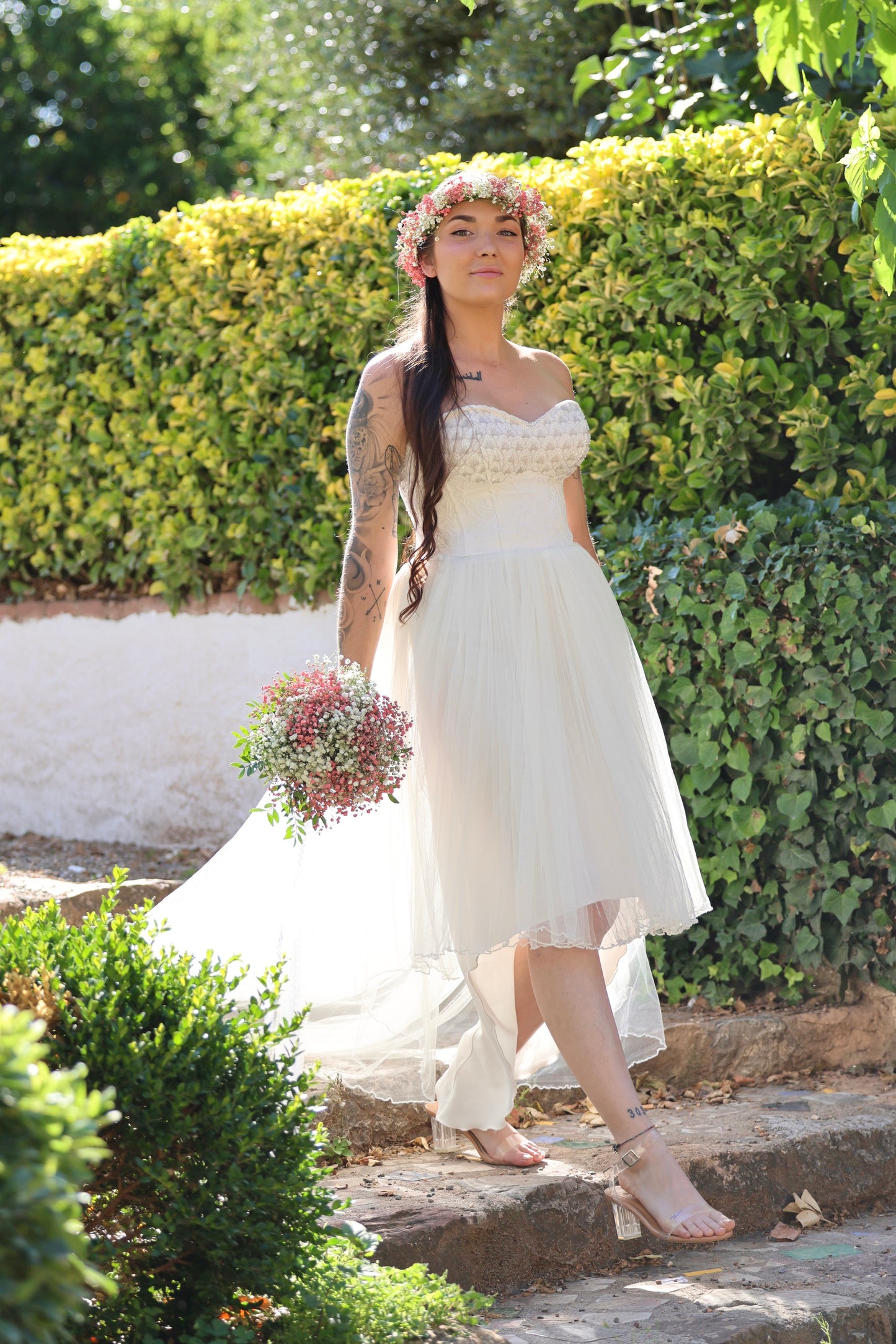 Novia con corona de flores sosteniendo ramo de gypsophila blanca y rosa, estilo romántico y natural de Montseflower