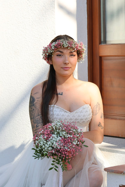 Novia sosteniendo ramo de gypsophila blanca y rosa, estilo romántico y natural de Montseflower