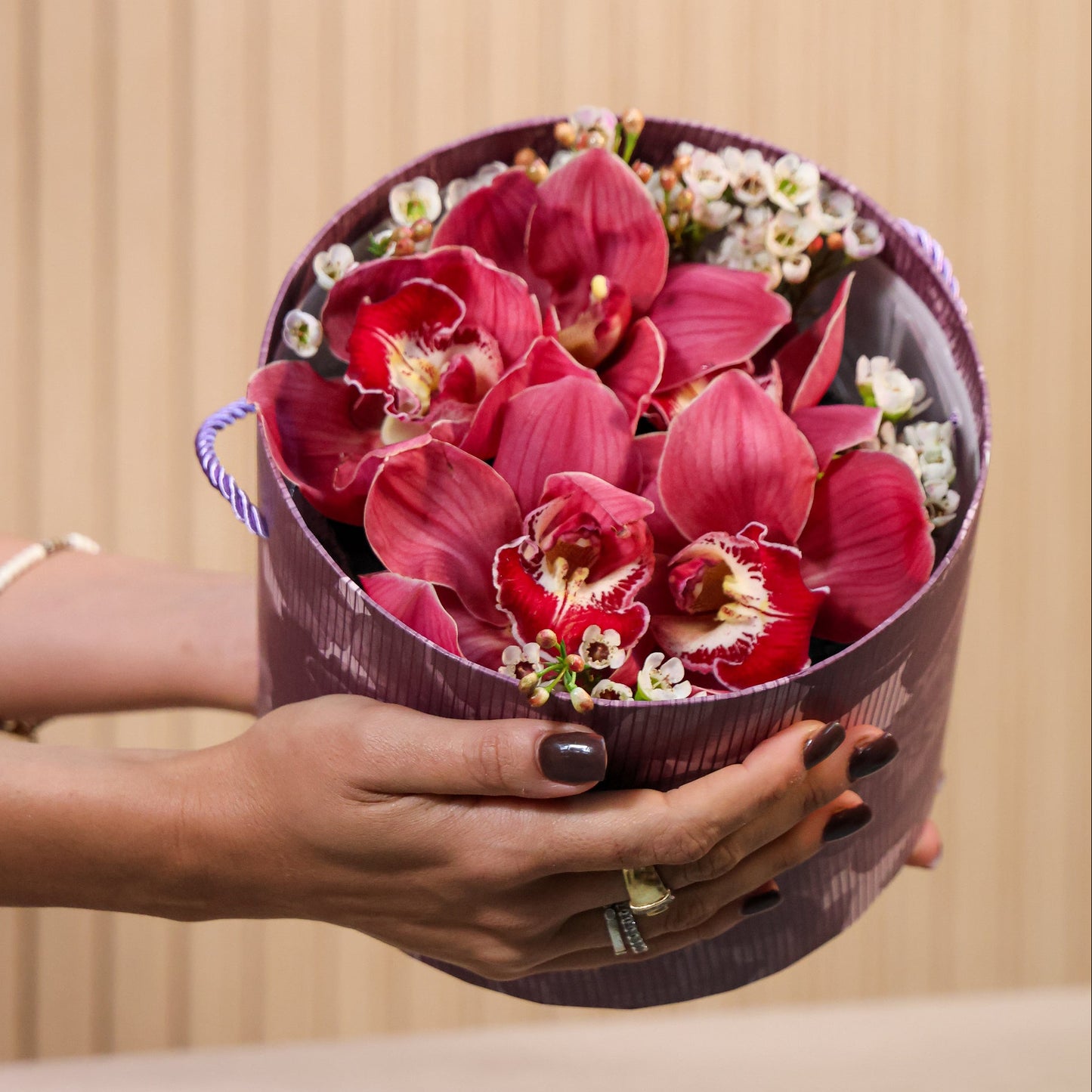 Caja decorativa con orquideas rosas San Valentin