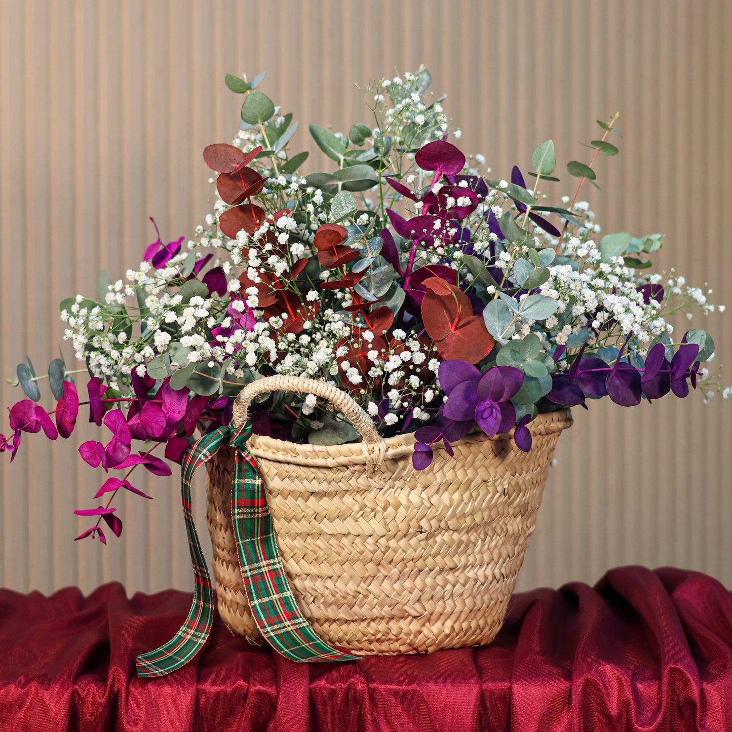 Cesta de Navidad con eucalipto de colores