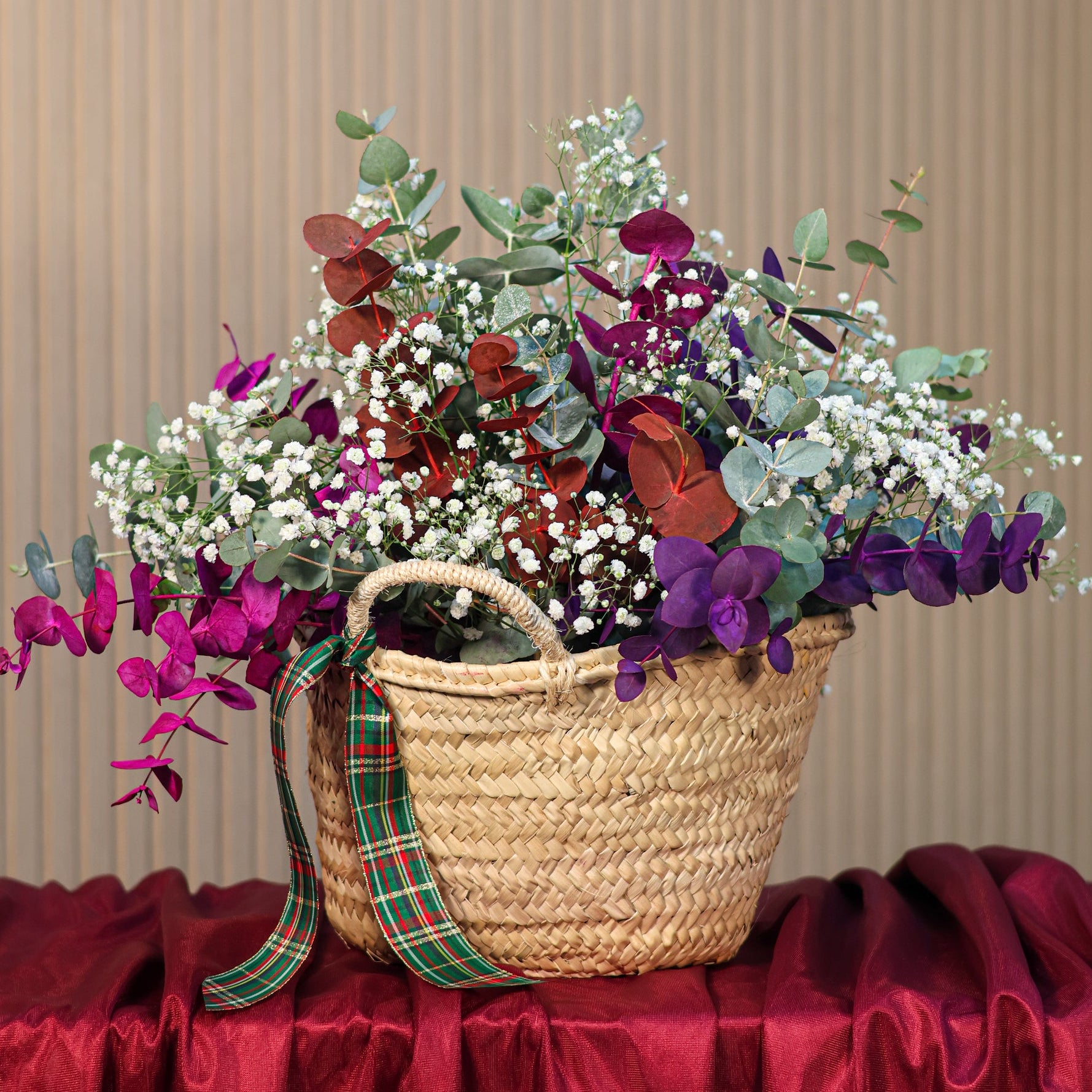 Cesta de Navidad con eucalipto de colores
