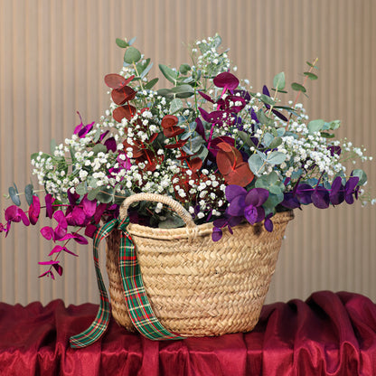 Cesta de Navidad con eucalipto de colores