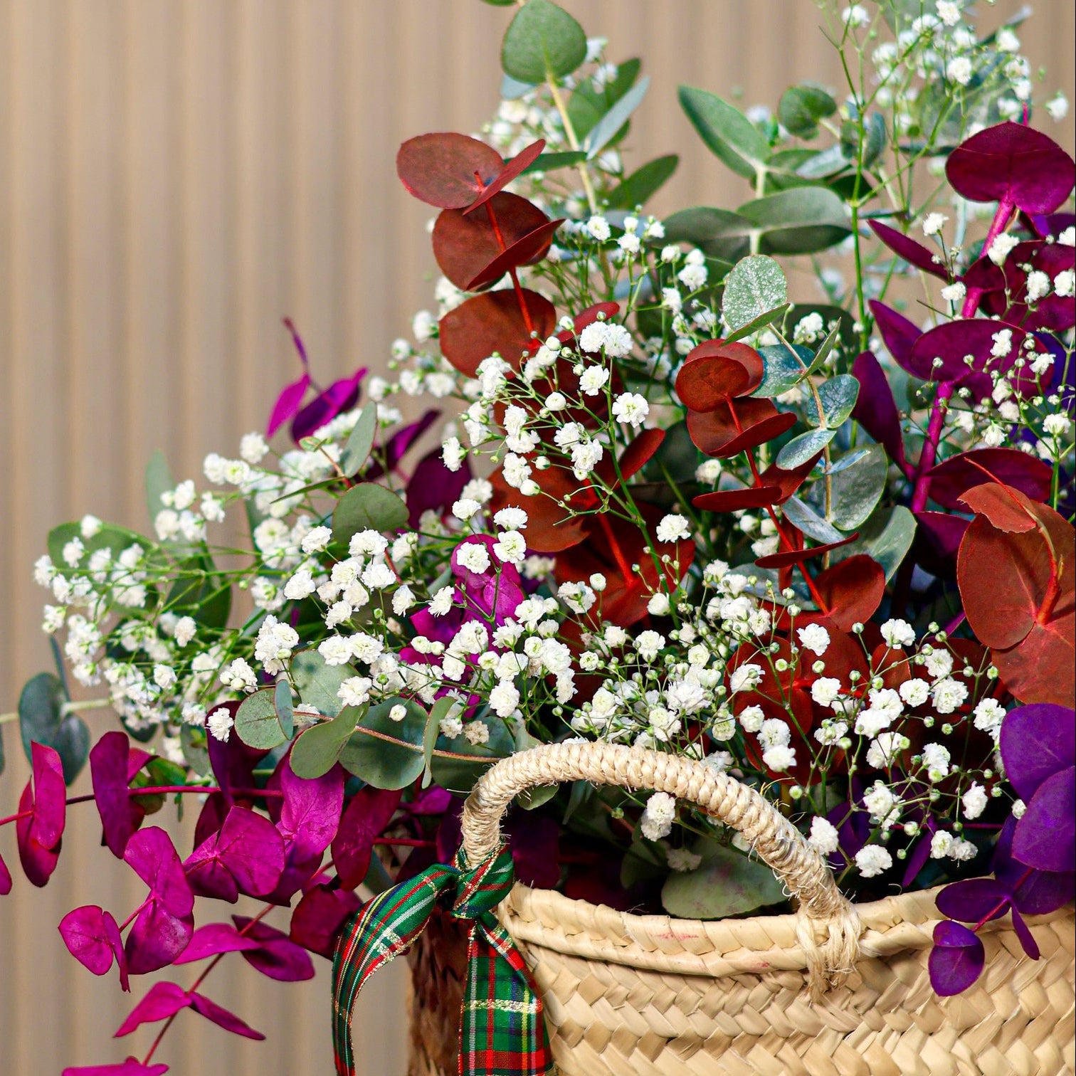 Cesta de Navidad con Ecualipto de colores