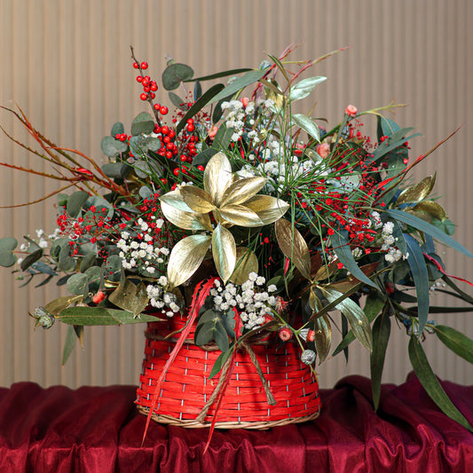 Cesta de navidad roja con eucaliptus