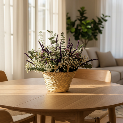 Cesta de flores preservadas en comedor acogedor