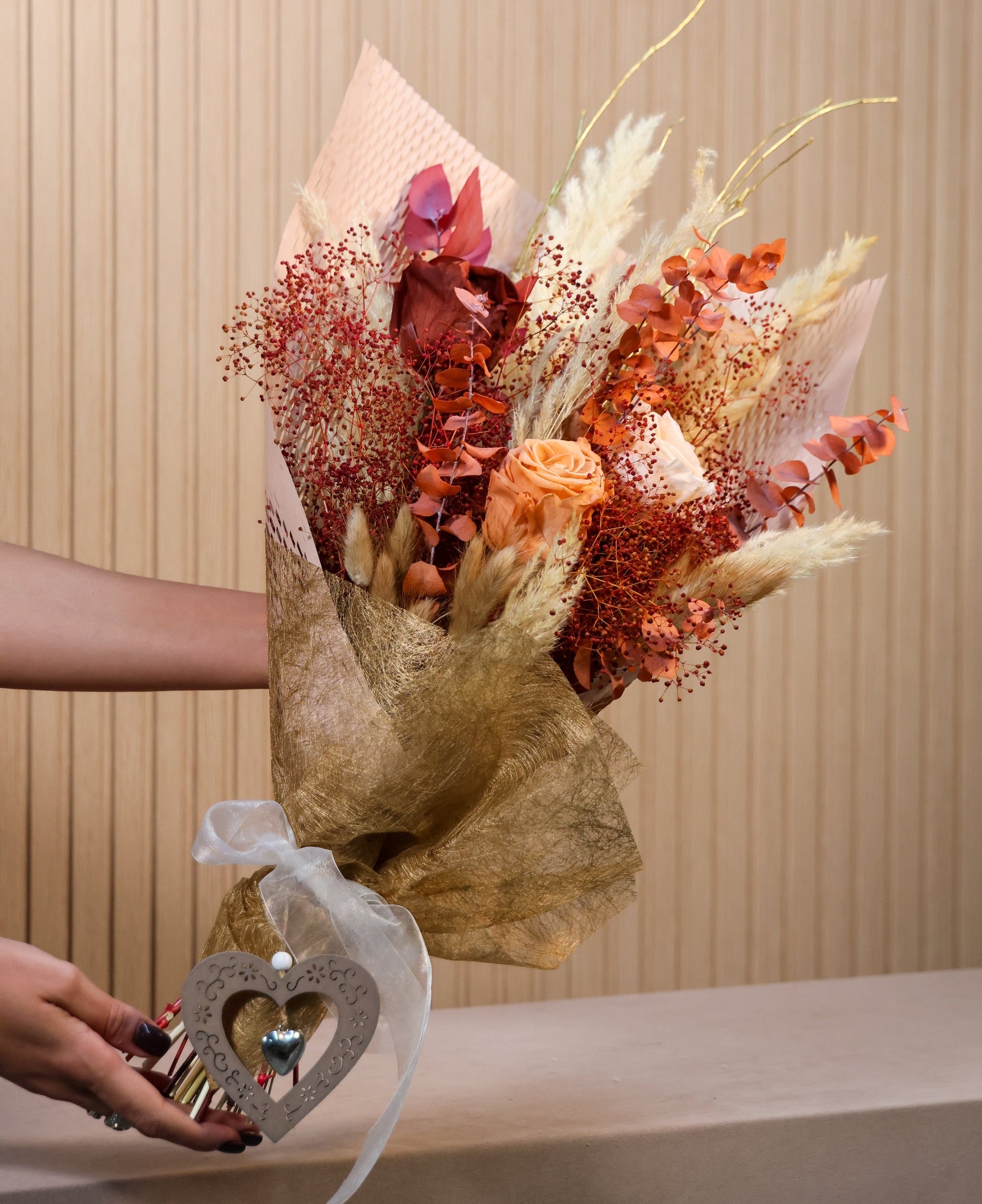 Ramo preservado con tonos crema y ocre
