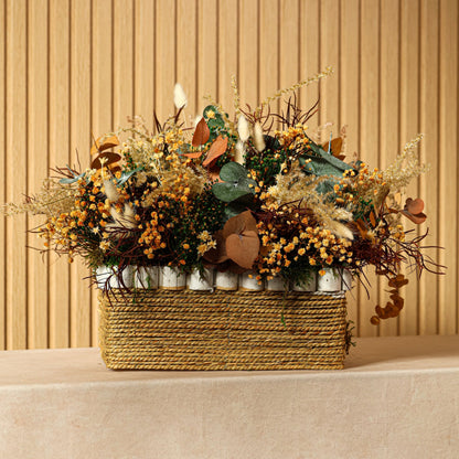 Composición de flores preservadas Toscana en caja de mimbre con tonos ocres, verdes, burdeos y blancos