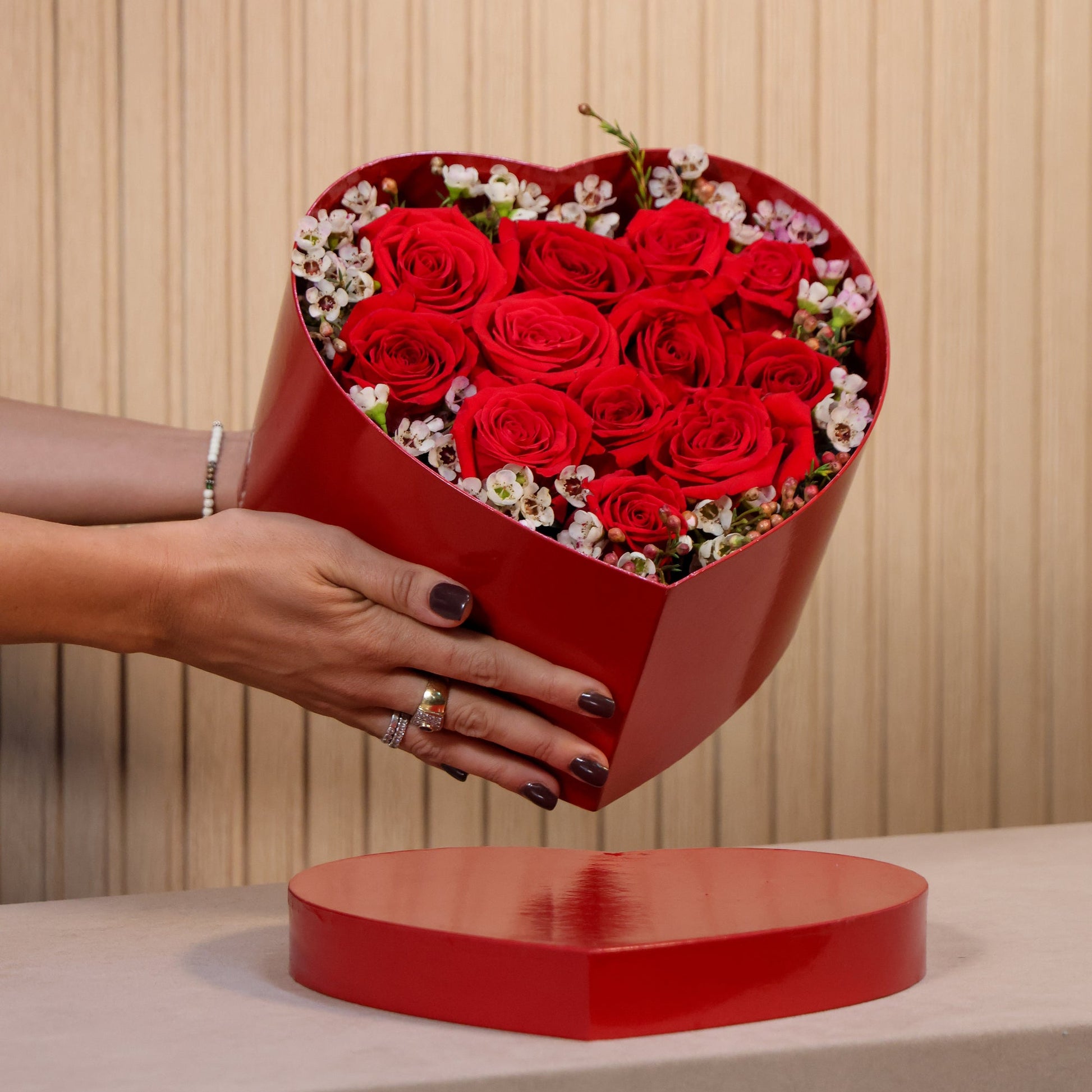 caja de rosas rojas en forma de corazon