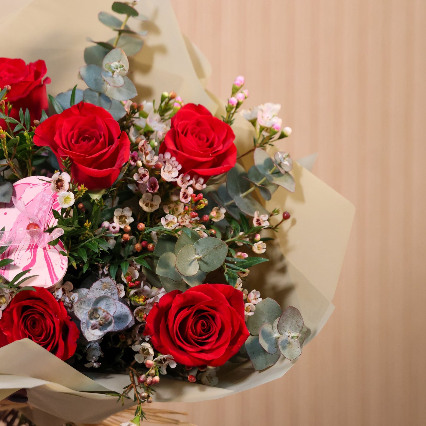detalle de ramo de rosas rojas y eucaliptus san valentin