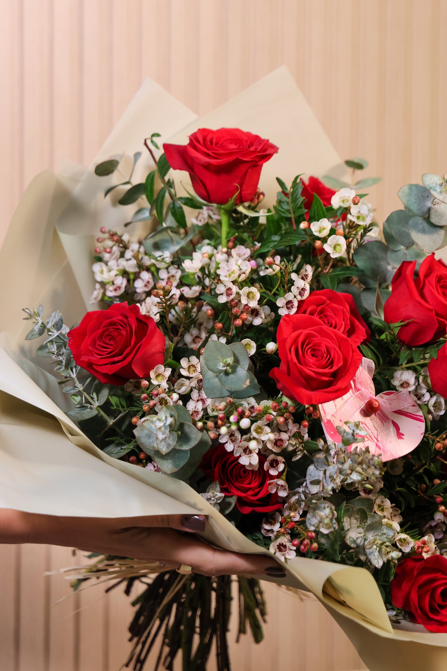 ramo de rosas rojas, flor de arroz y eucaliptus san valentin