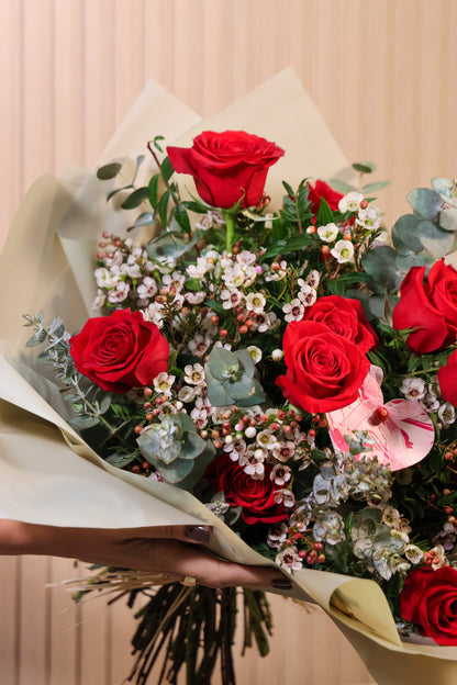 ramo de rosas rojas, flor de arroz y eucaliptus san valentin
