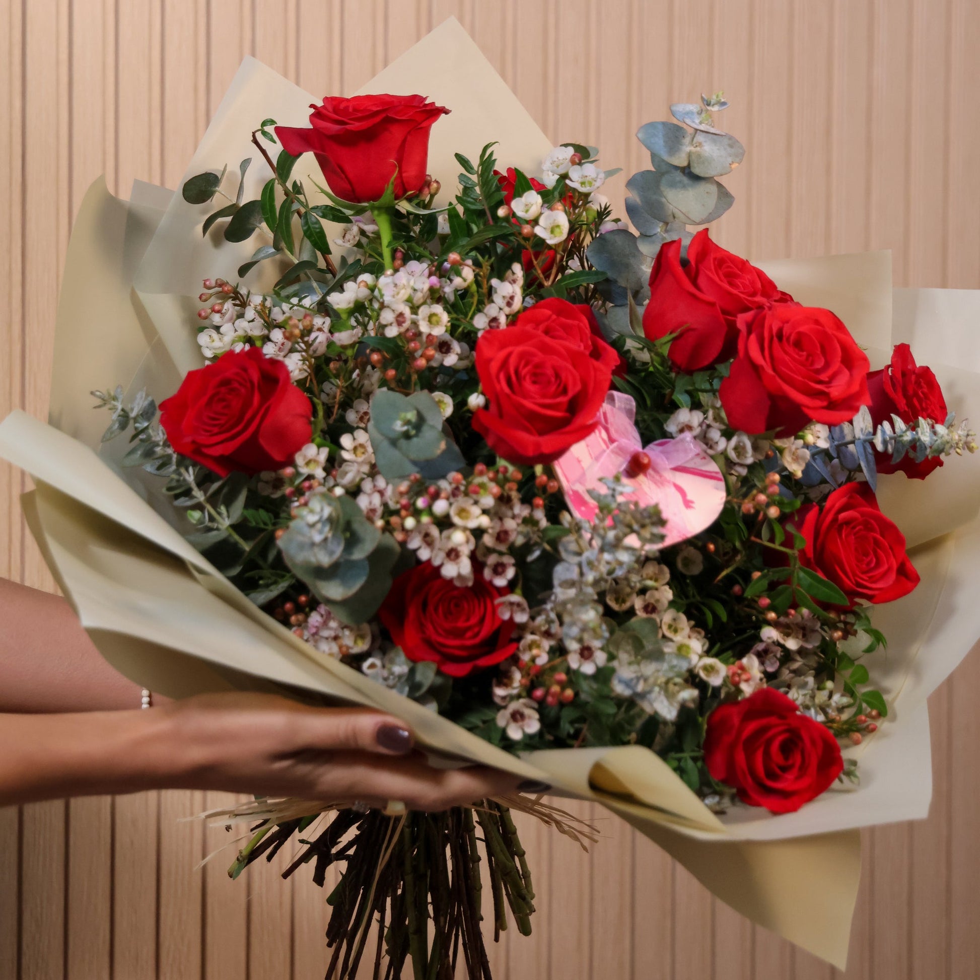 ramo de rosas rojas y eucaliptus san valentin